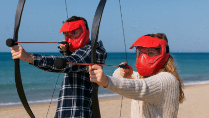 tijdens een spannend potje arrow combat mikken twee deelnemers hun pijlen