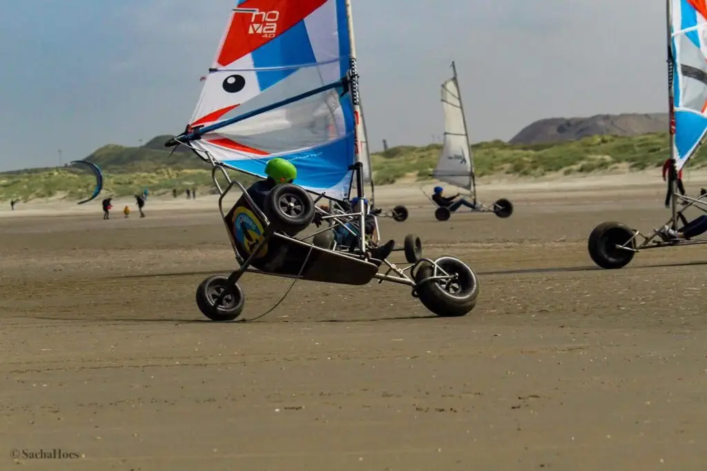 Groep collega's die blokarten als onderdeel van een bedrijfsevenement bij Outstanding op het strand
