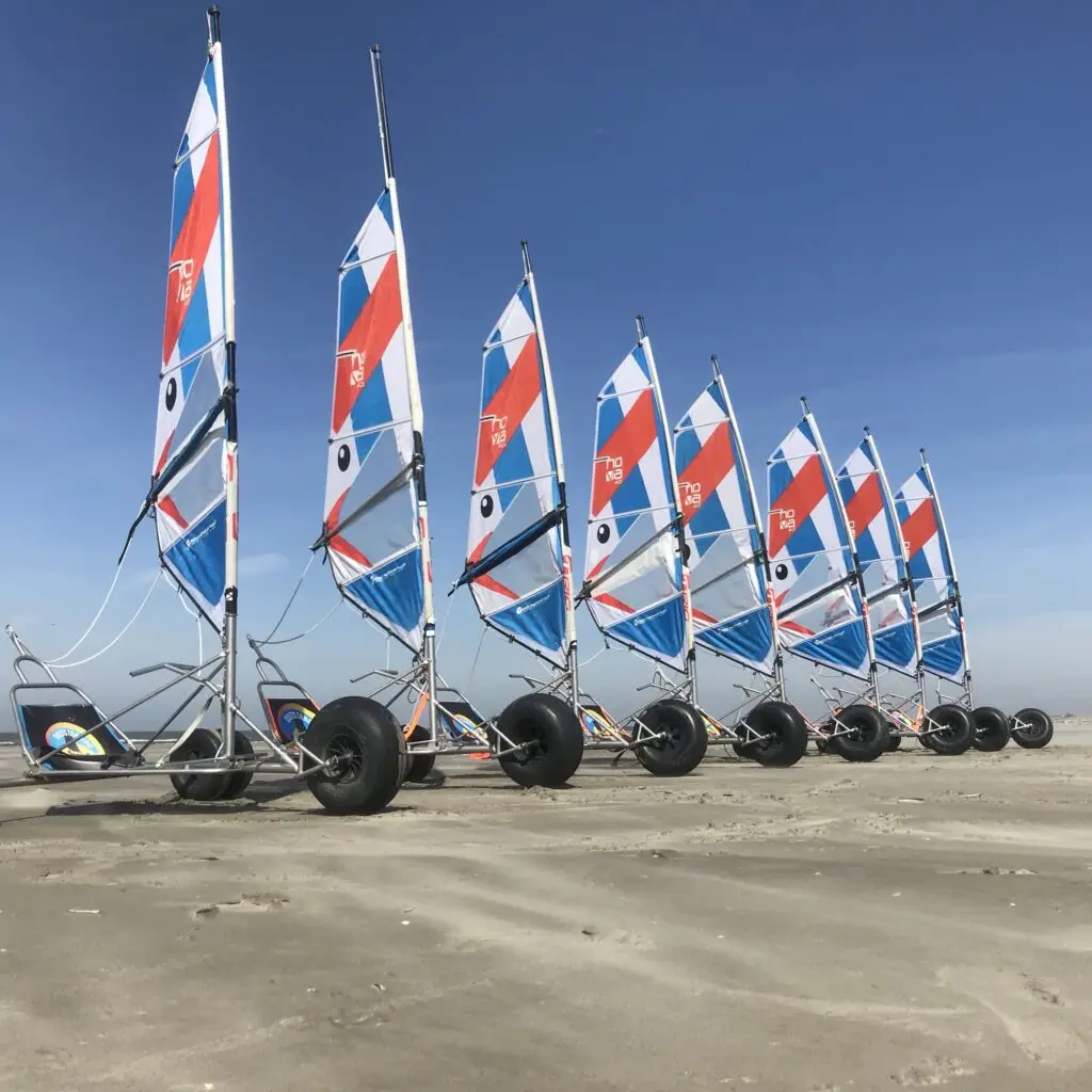 Blokarts staan klaar voor gebruik op het strand tijdens zonnige dag