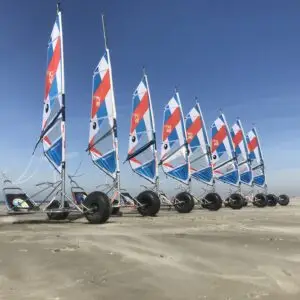Blokarts staan klaar voor gebruik op het strand tijdens zonnige dag