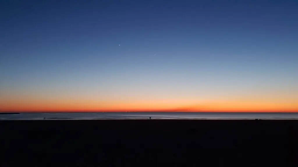 Een mooie zonsondergang na een georganiseerd evenement op het strand