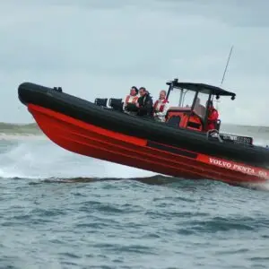 RIB-boot vaart met hoge snelheid over de Noordzee