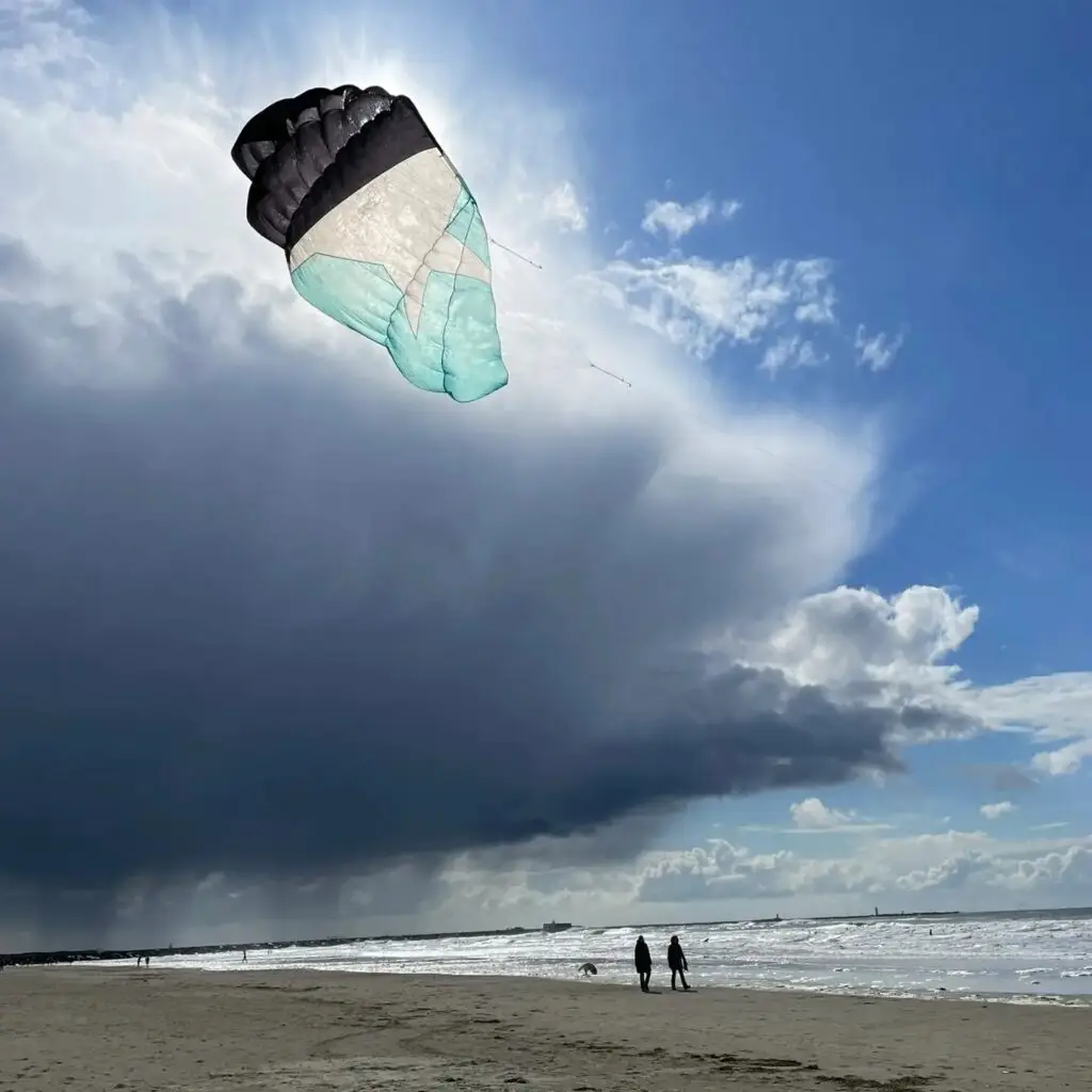 Grote powerkite zweeft in de lucht met donkere bui op de achtergrond