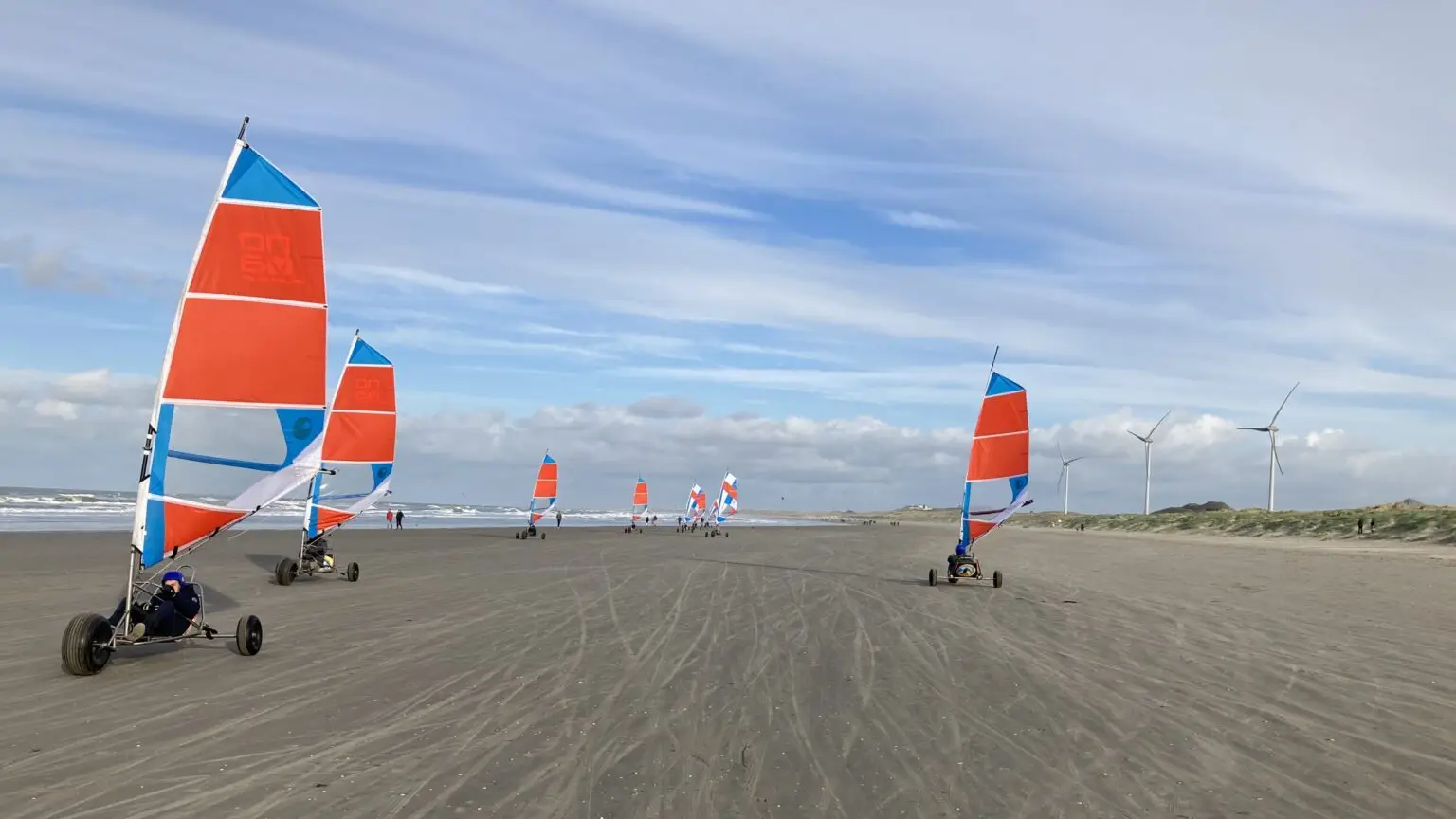 een vrijgezellenfeest aan het blokarten over het strand