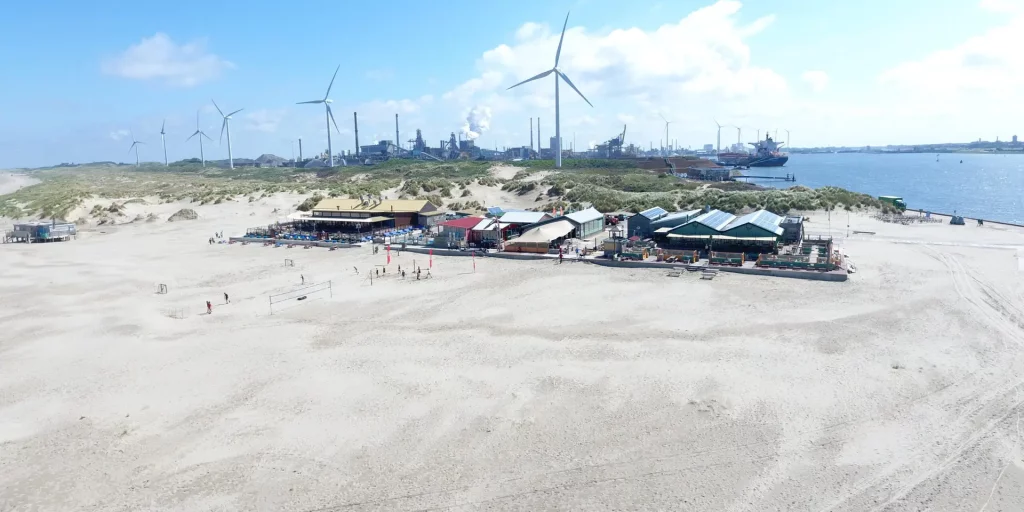 Ons strand op de noordpier bij wijk aan zee