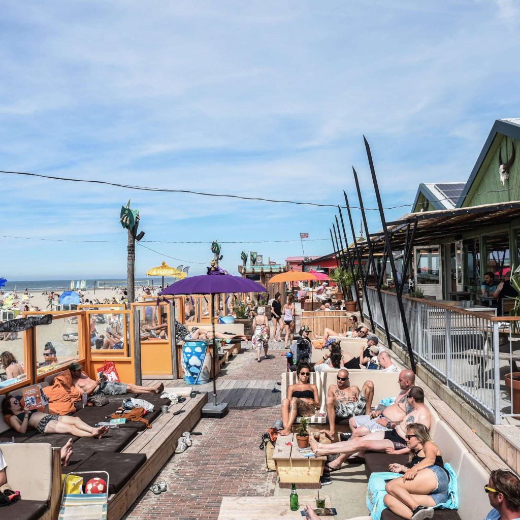Ontvangst bij het paviljoen, welkomst drankje
