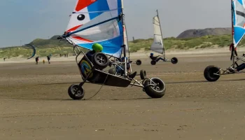 Groep collega's die blokarten als onderdeel van een bedrijfsevenement bij Outstanding op het strand