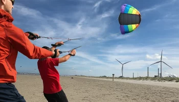 Een instructeur helpt een gast bij het powerkiten
