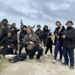 Groep deelnemers speelt een spannend lasergame tijdens een Outstanding vrijgezellenfeest in de duinen vol actie.